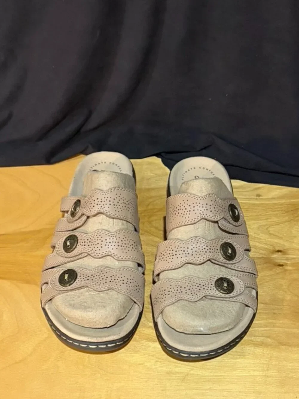 Clarks Women's Leisa Grace sandals beige color Ladies Size 9.5w